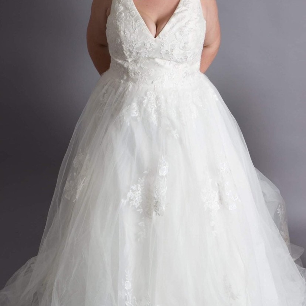 David’s Bridal Wedding Gown never worn or altered tags still attached. 16w ivory